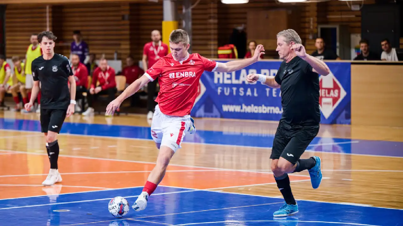 Oslabený Nejzbach odjel z Brna s dvouciferným přídělem