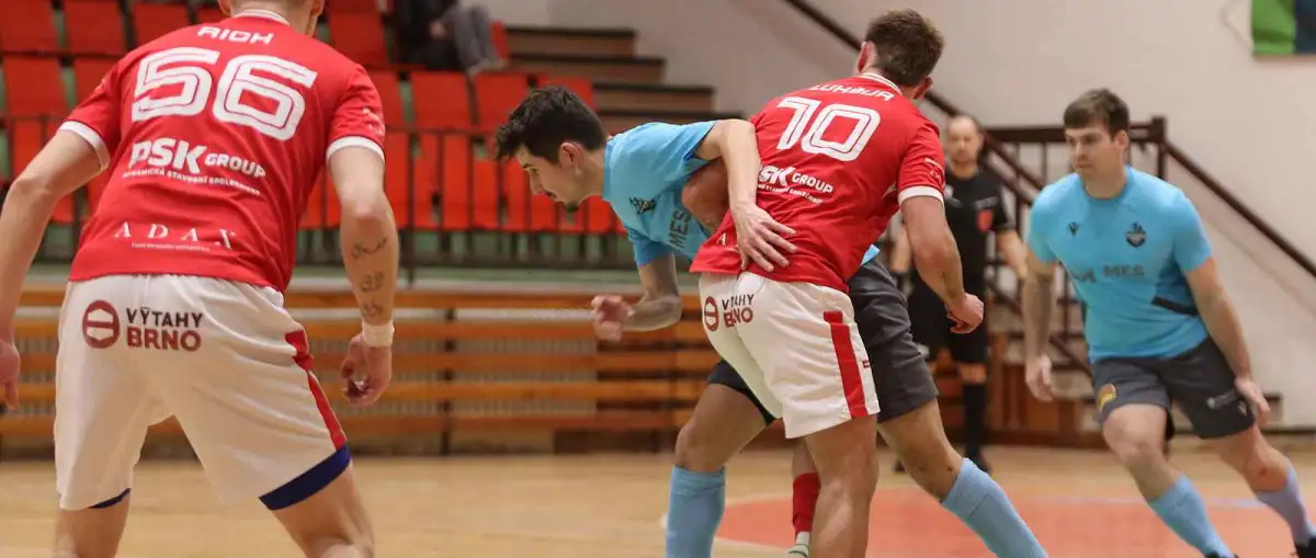 Hluk proti ligovému Brnu: 300 diváků, respekt, cinkání tyčí, prohra o tři góly