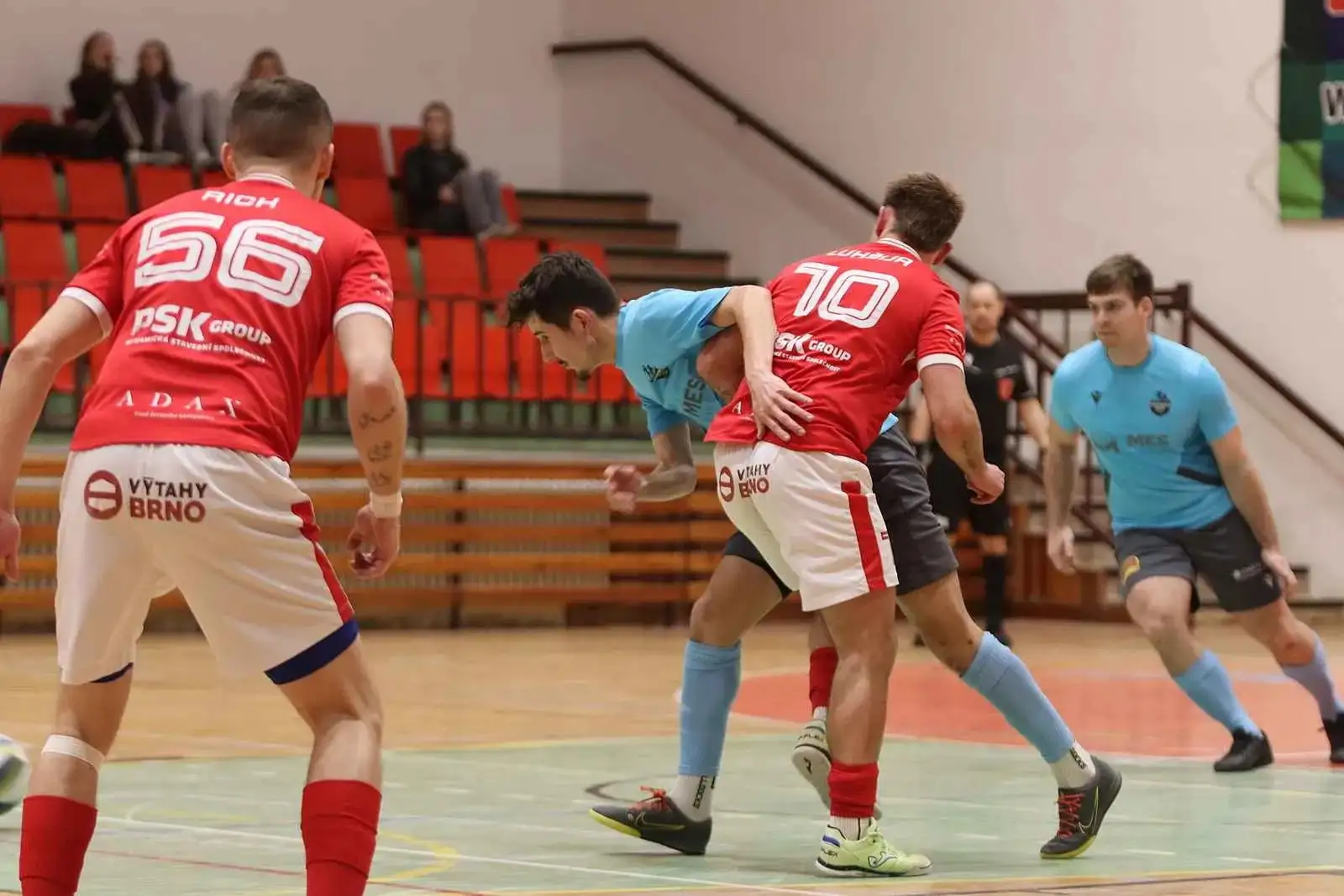 Hluk proti ligovému Brnu: 300 diváků, respekt, cinkání tyčí, prohra o tři góly