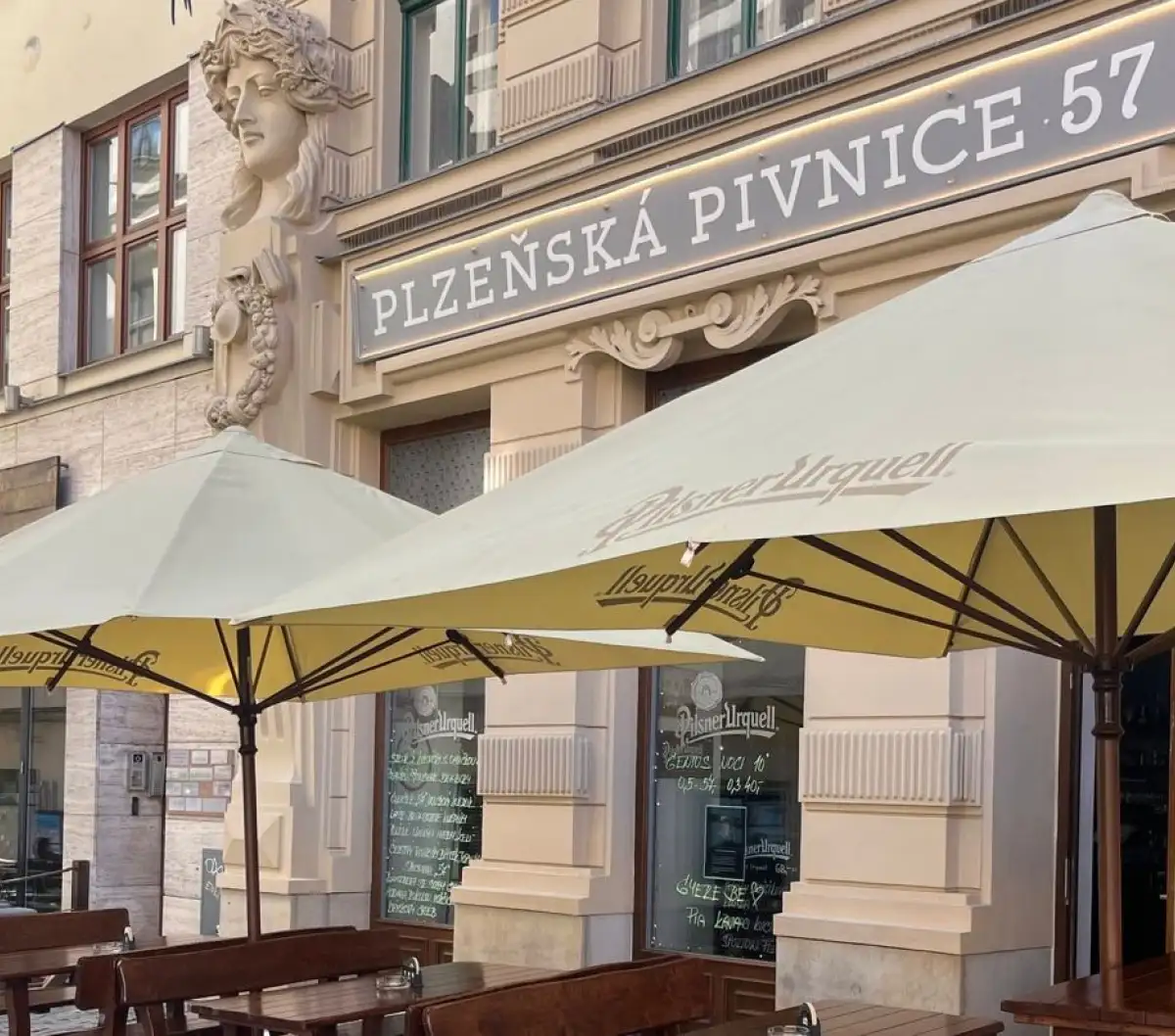 Pivo se zakladatelem a vedením Helasu
